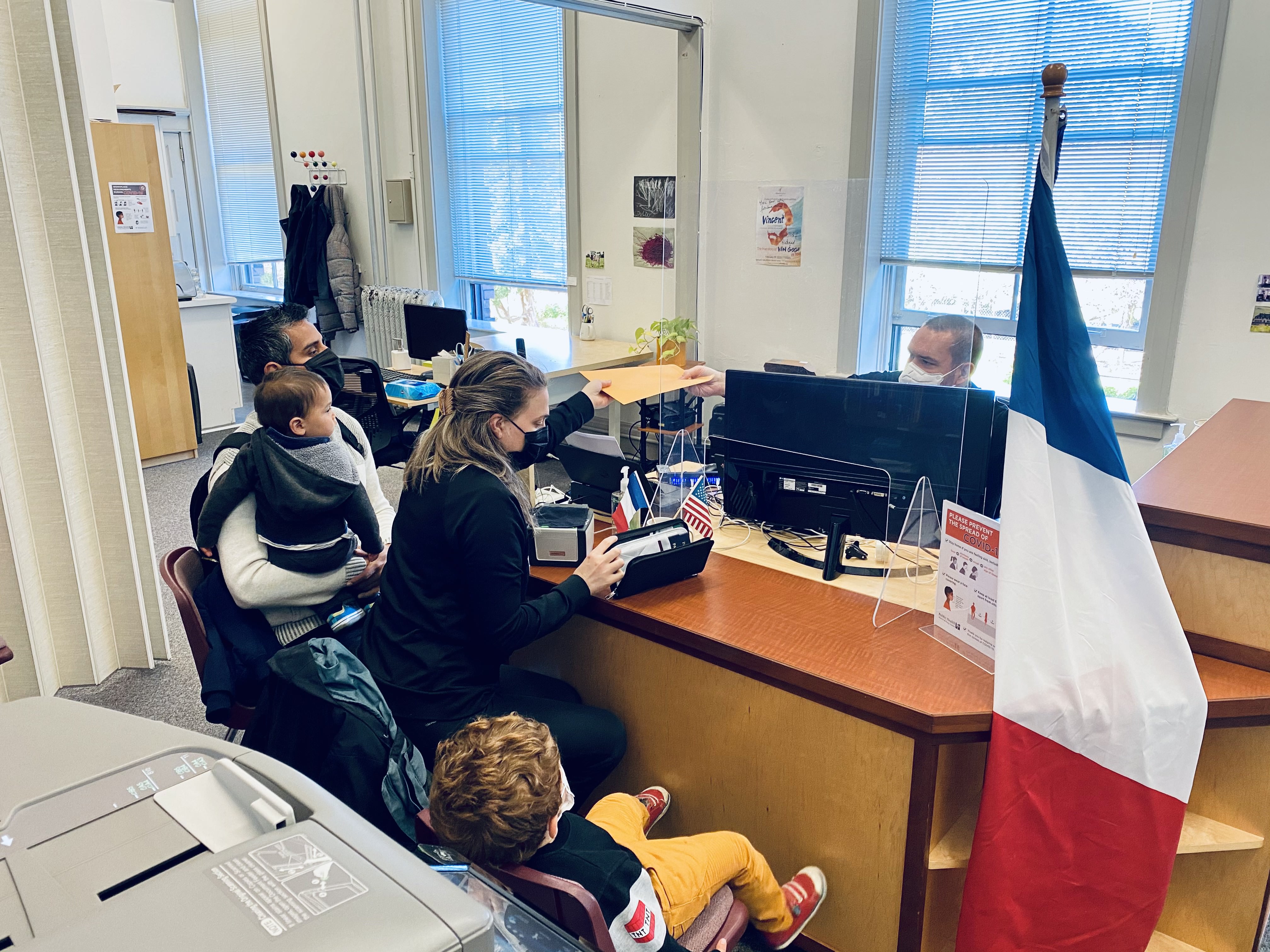 Le Consul Général Et Les Agents à La Rencontre Des Français De LÉtat De Consulat 